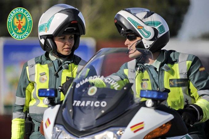 Agentes de Tráfico de la Guardia Civil en una de sus motos 