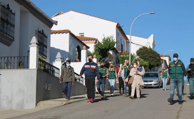 Eugenio Delgado conduce a los agentes de la UCO hasta la casa de Manuela Chavero durante una reconstrucción de los hechos en mayo de 2021 