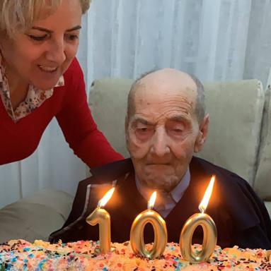 Manuel Muñoz sopla sus cien años junto a su hija Dolores /CEDIDA