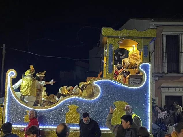 La cabalgata de Reyes llenó de ilusión y magia las calles de Monesterio