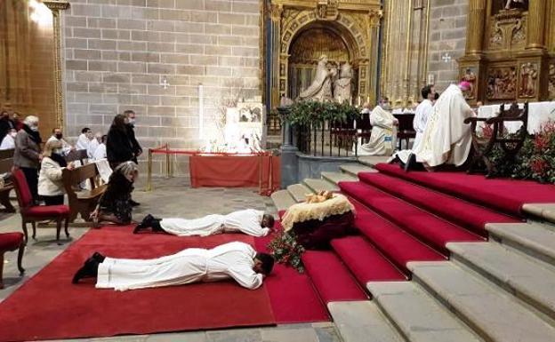 Un momento de la ceremonia de ordenación, con los dos diáconos en el suelo, celebrada en la Catedral./ /PALMA