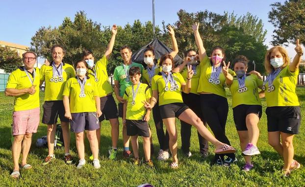 Los nadadores moralos cargados de medallas /HOY