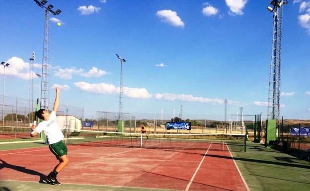 Una veintena de tenistas profesionales disputarán el V Torneo Nacional de Tenis 'Villa de Navalmoral'