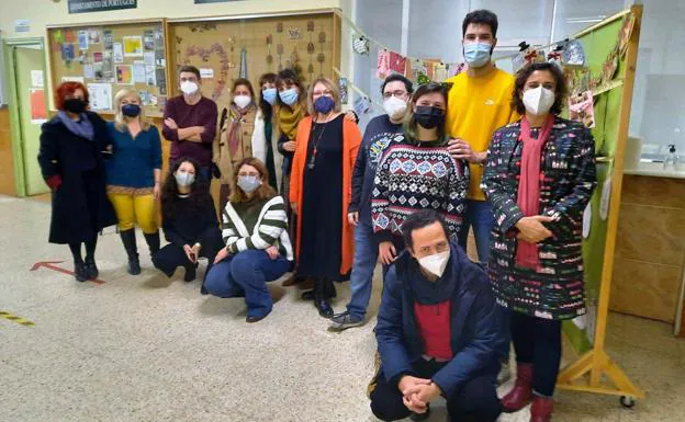 El equipo docente de la escuela antes de la celebración /HOY