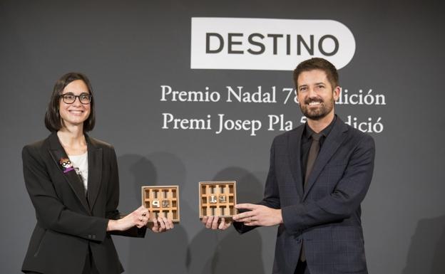 Inés Martín Rodrigo, ganadora del Premio Nadal, y Toni Cruanyes, del Pla. /