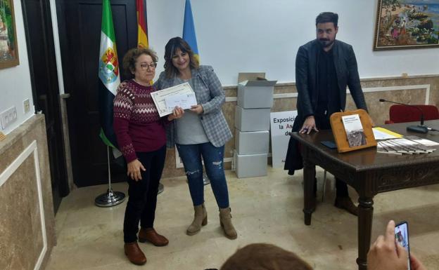 Pilar Fraile recogió el primer premio en ausencia del ganador /MAM