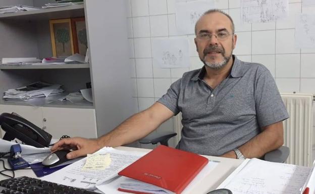 José Serrano, en su despacho de Servicios Sociales del Ayuntamiento de Olivenza. 