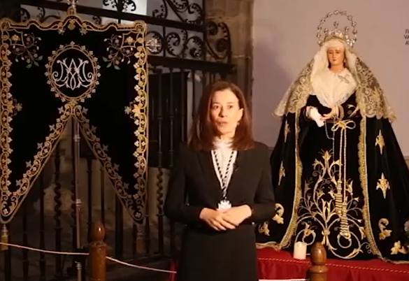 Almudena Leyton Toro, Hermana Mayor de la Virgen de la Soledad, junto a la imagen titular y el simpecado de la Hermandad. 