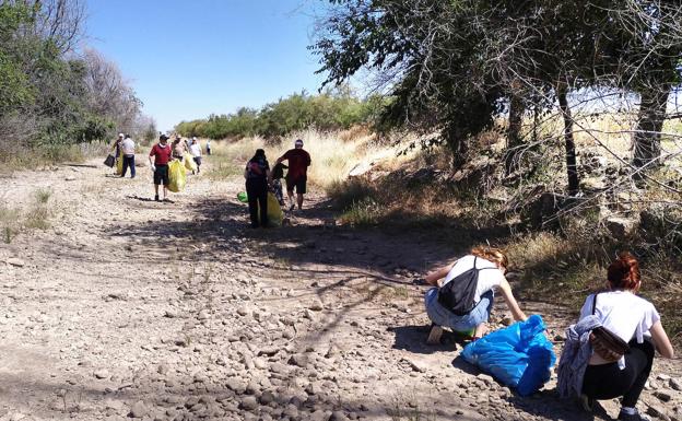 Voluntariado ambiental «Limpieza en ríos» en Puebla de la Calzada