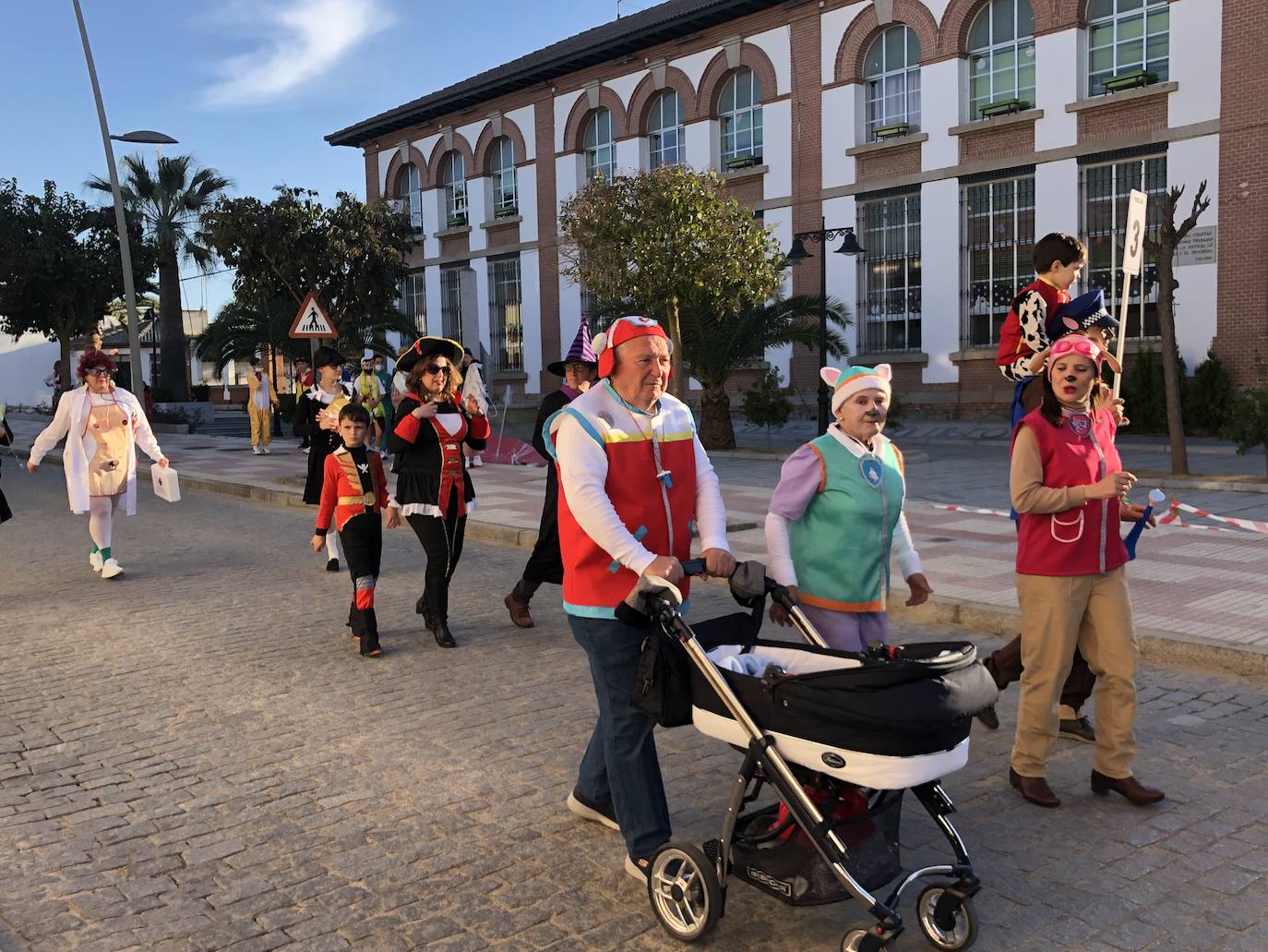 El desfile de adultos hace brillar las calles de Quintana 