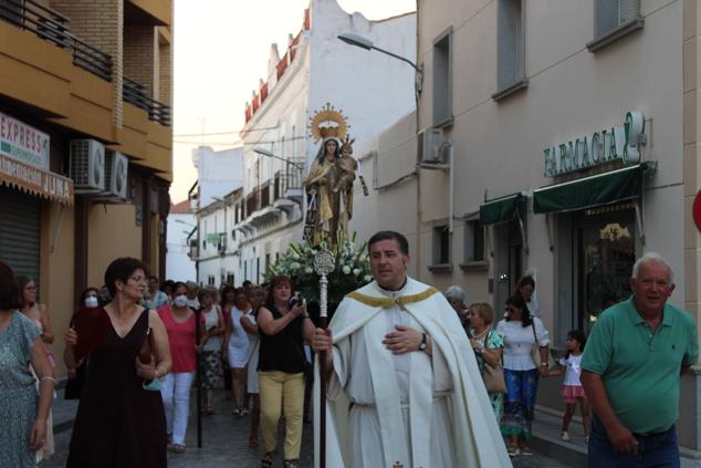 Centenares de vecinos acompañaron a la Virgen del Carmen en su regreso al camino de Zalamea 