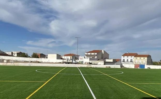 El campo de fútbol tras la sustitución del césped natural por el artificial /M.FORTUNA