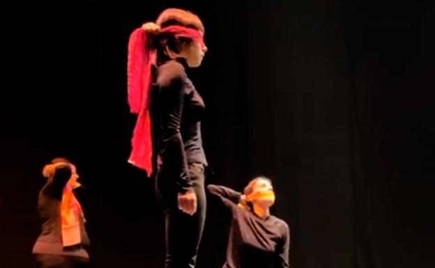 Un momento de la representación de la obra de teatro el 25N en Talarrubias. CEDIDA/