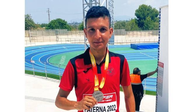 Houssame Benabbou muestra su medalla de plata conseguida en el Campeonato de España de Maedia Maratón/@HOUSSAMEB