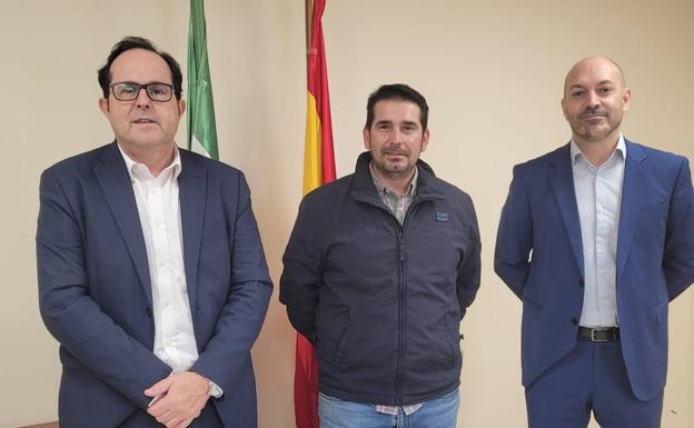 Representantes de la Cámara de Comercio de Cáceres junto al alcalde de Talayuela /