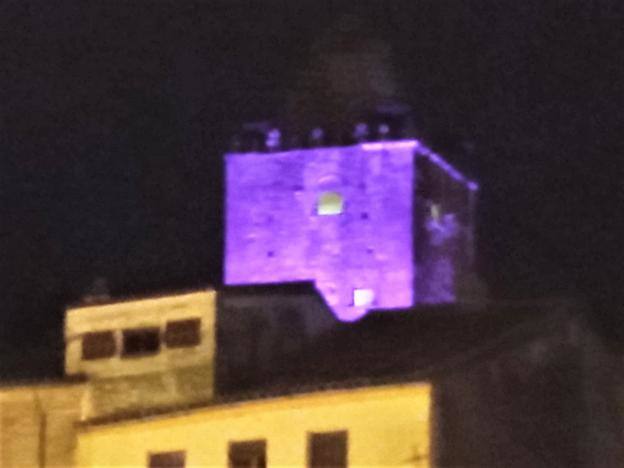La Torre del Alfiler iluminada con el nuevo alumbrado. /HOY