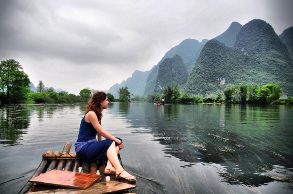 Elena Ortega navegando por el río Yangshuo, en China. /Asier Calderón