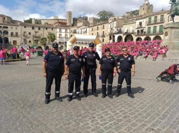 Integrantes de Protección Civil, con el jefe de la Policía. /HOY