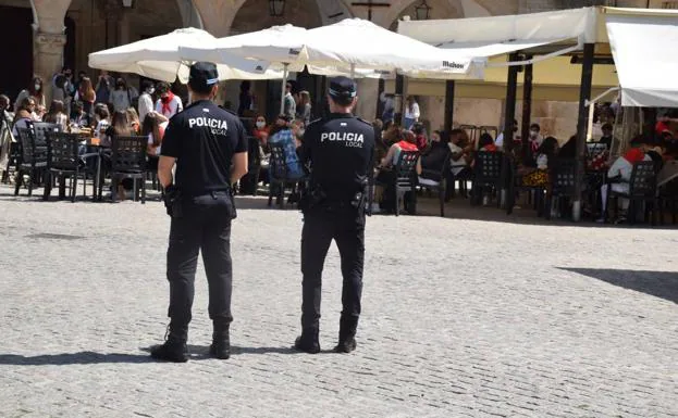 Vigilancia de policías locales en la plaza Mayor /JSP