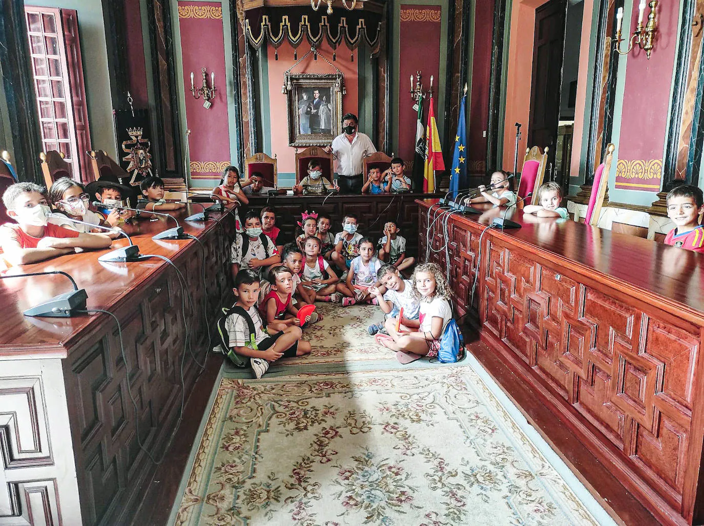 El alcalde, con los menores, en el salón de plenos /JSP