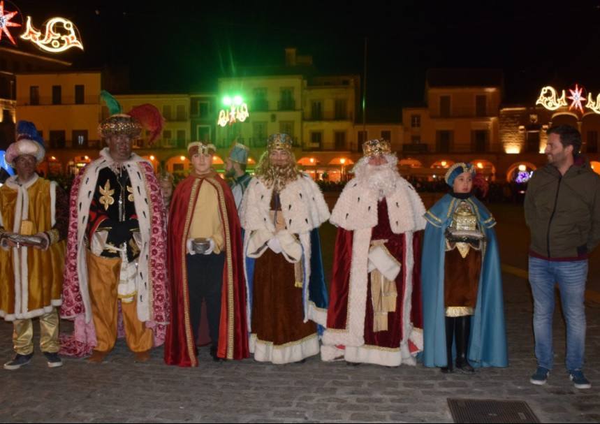 Los Reyes Magos junto al concejal delegado 
