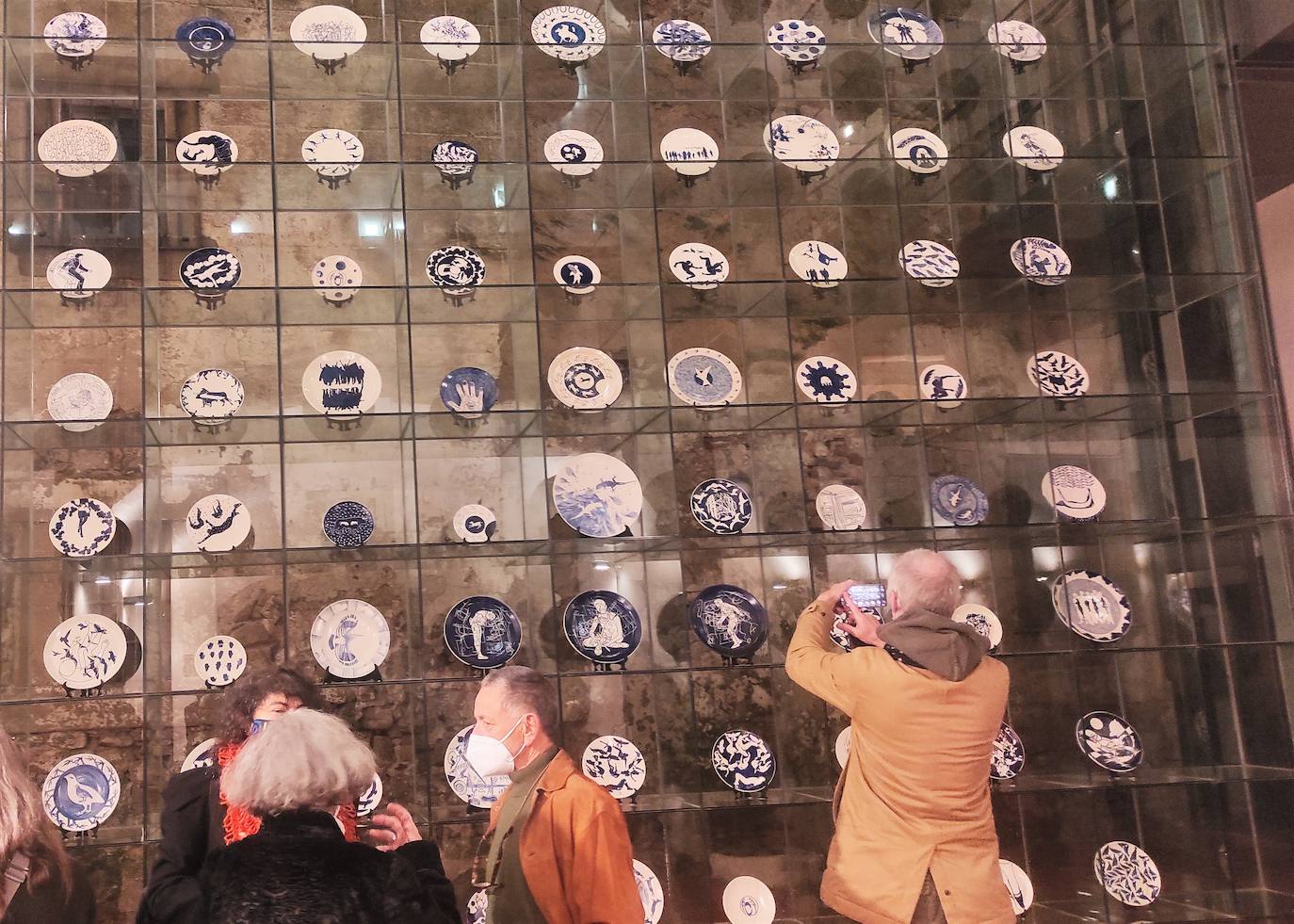 Los platos de cerámica pintados a mano, en la pared de cristal, llaman la atención a los visitantes.