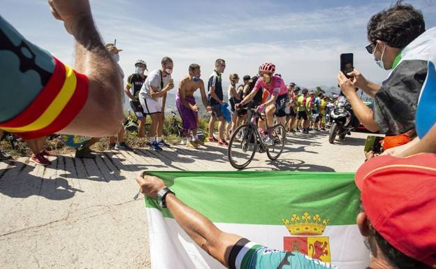 Aficionados extremeños al ciclismo animan a los corredores de la Vuelta en la edición pasada. /HOY
