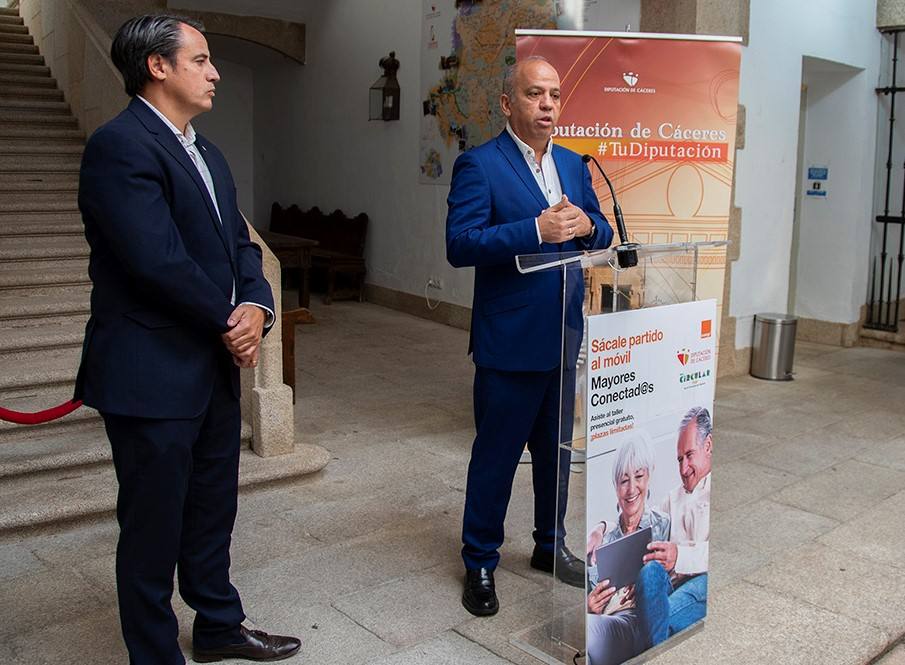 Santos Jorna, en el atril, junto con el responsable de Orange /Diputación de cáceres