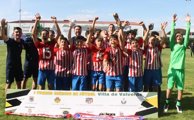 Los del Atlético levantan el trofeo de campeón/Fernando Negrete Sosa
