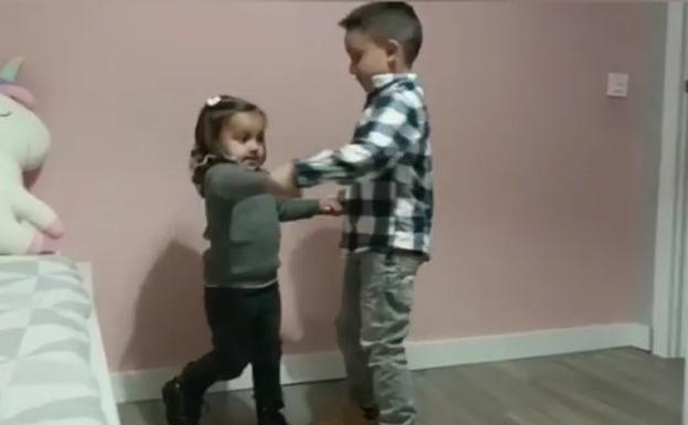 Dos pequeños bailando 'La niña que tiene que bailar'/C. E. I.