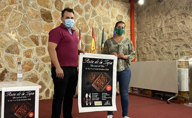 Virtudes Flores y Juan Triviño en la presentación de la I Ruta de la Tapa «fiestas del Pilar»/Mª ÁNGELES PUERTO