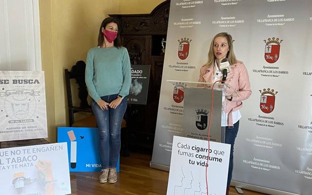 La concejal de Juventud explica la campaña junto a la educadora social de AMADROVI /Mª ÁNGELES PUERTO