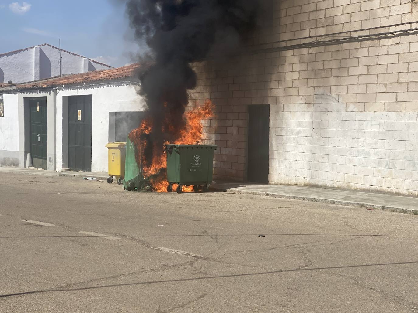 Arden varios contenedores en la Rodela de Villafranca de los Barros