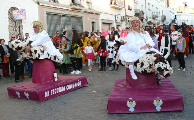 Imagen de archivo: desfile de Carnaval /Mª ÁNGELES PUERTO