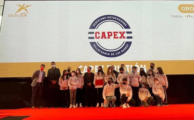 Miebros del CAPEX recogen el certificado 'Oro' de la FETRI en Madrid 
