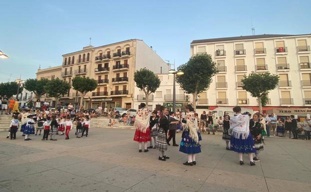 Miembros de Moncovil exhiben sus bailes en la Plaza del Corazón de María 