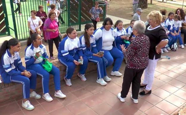 Dos mujeres explican a las alumnas de 6º de primaria del colegio La Inmaculada y San Ignacio qué hacían en el puente de Todos los Santos /M.Á.P.