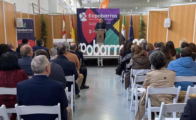 En un momento de la inauguración de Expobarros en el que interviene Antonio Romero, presidente de la asociación de Empresarios. /m.á.p.