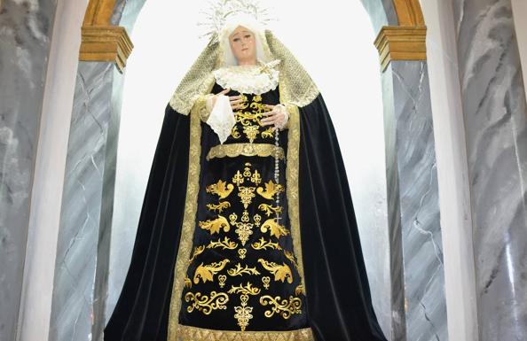 La Virgen luce su nuevo traje /A.P
