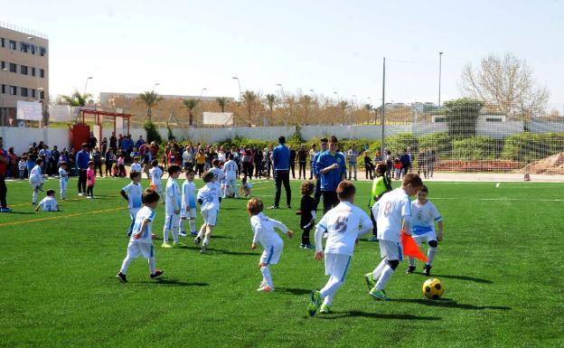 Urbanismo hará un campo de fútbol de césped en La Corchera con fondos