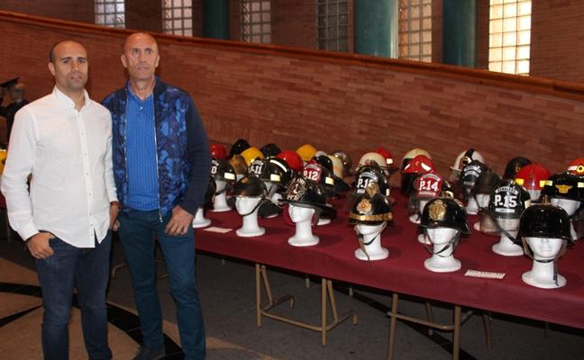 José Manuel Rivero expone la muestra 'Bomberos del mundo' en el centro Alcazaba