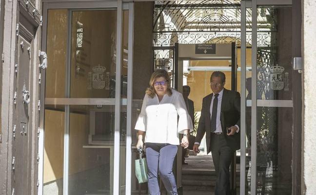 Victoria Dominguez saliendo de declarar ante el juez del TSJEx en julio del año pasado./Jorge Rey