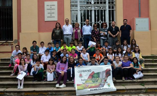 Maestros y alumnos de Almendralejo que viajan hoy a Ceprano. :: Hoy/