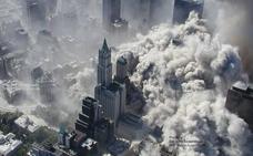 Desplome de la Torre Norte del World Trade Center de Nueva York, envuelta en humo, tras el atentado del 11 de septiembre de 2001./Reuters