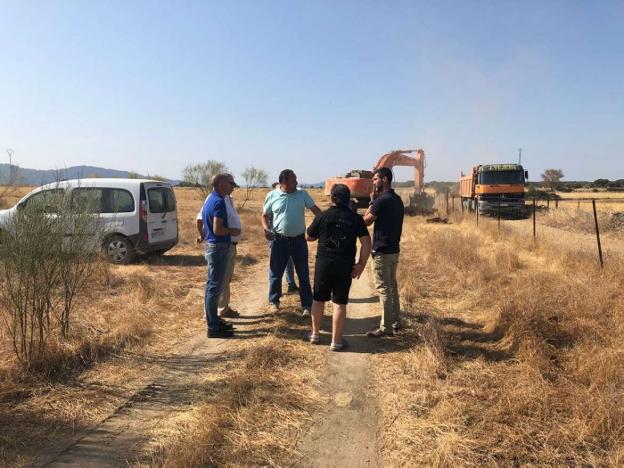 Trabajos para la nueva red de caminos con motivo de la concentración parcelaria en Oliva. :: hoy/