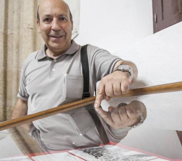 Rodríguez Plaza con la vitrina en el Museo del Ejército.
