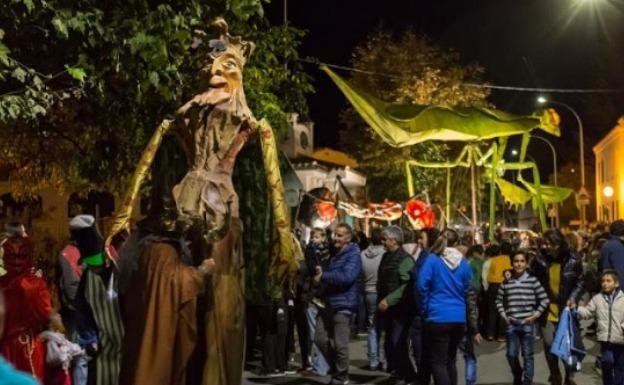 El desfile 'La aventura mágica de don Otoño' recorre el sábado Hervás