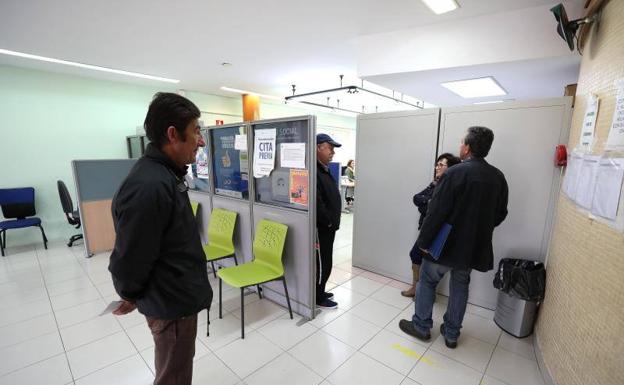 Oficina comarcal del Sexpe que esta mañana atendía casos de prestaciones relacionadas con el desempleo en Mérida.: BRÍGIDO/