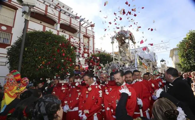 Lanzan pétalos de rosas a Santa Eulalia. :: 