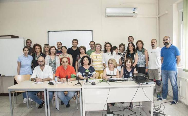 13 de julio. Padres y profesores de los 32 colegios públicos de la ciudad se unen para pedir al alcalde Fragoso que les asigne un conserje a partir del próximo curso. :: 